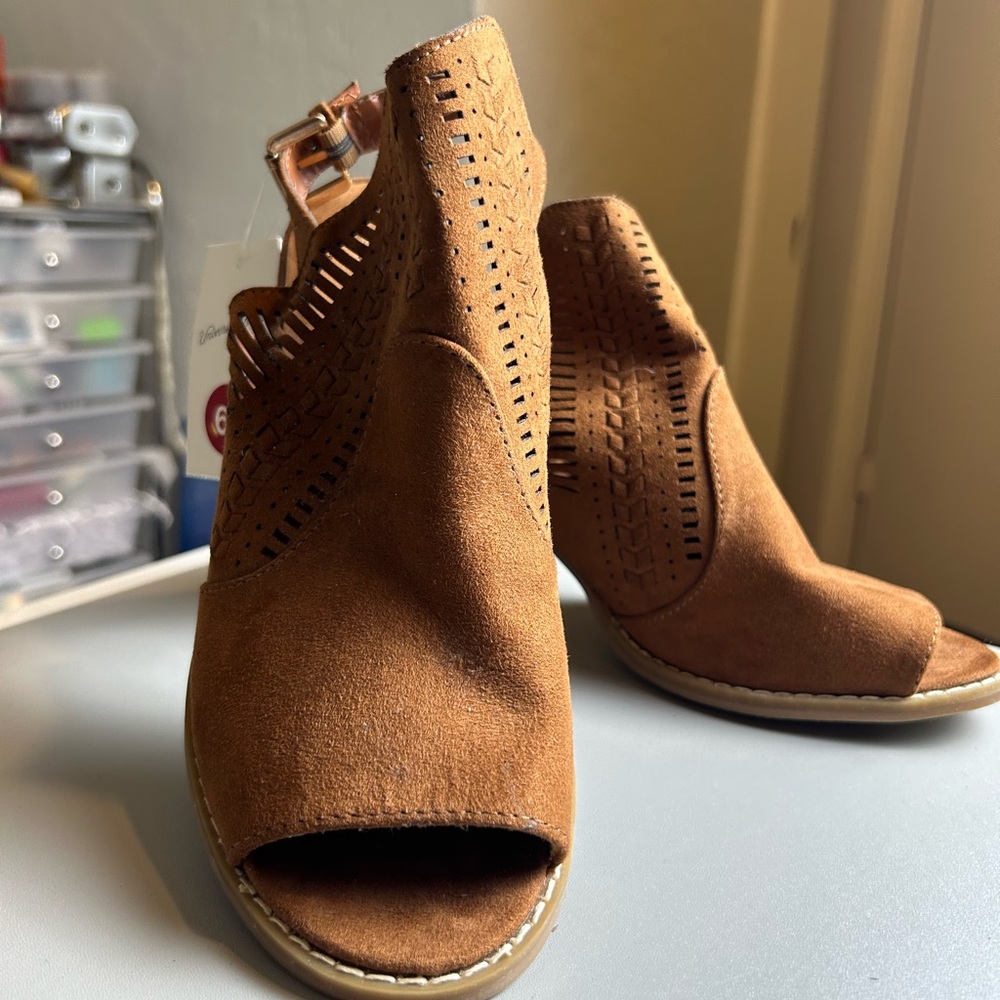 Universal Thread Women's Elden Microsuede Woven Sling Back Pumps NWT